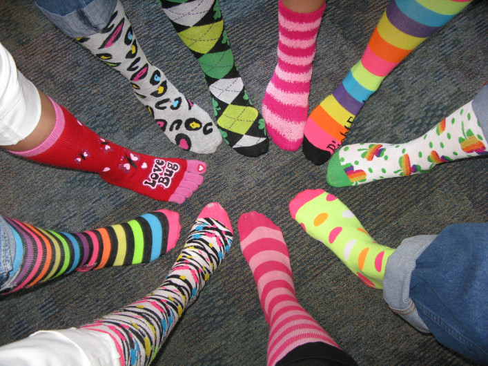 Los calcetines locos y coloridos demuestran creatividad y éxito
