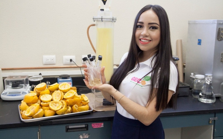 Mexicana transforma cáscaras de naranja en bioplásticos