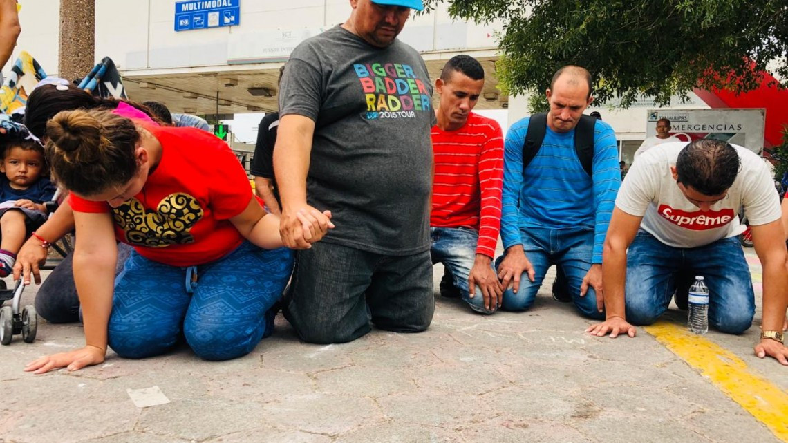 Claman migrantes pidiendo ayuda divina para llegar a EU 