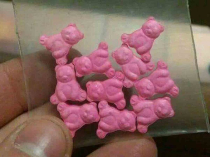 Arrestan a profesor que enseñaba receta de éxtasis a sus alumnos  