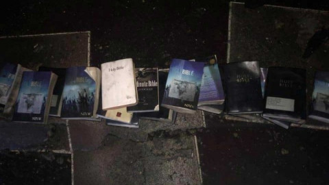 Biblias y cruces intactas tras demoledor incendio