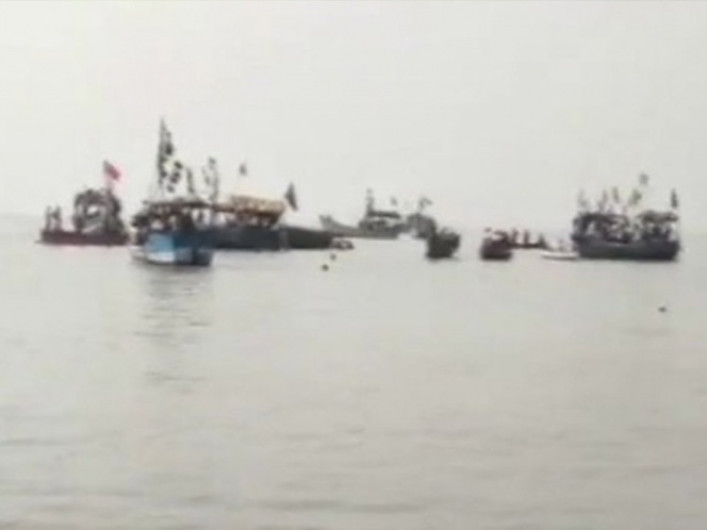 Barco pesquero vuelca en la India