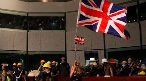 Policía recupera parlamento de Hong Kong