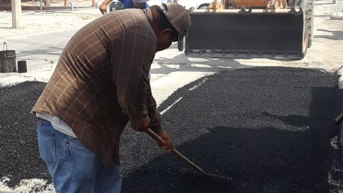 Reparan cuadrillas pavimento en avenida México