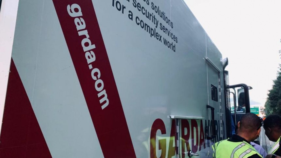 Piden en Georgia se regrese dinero que cayó de camión en carretera