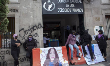 CNDH busca diálogo para recuperar oficinas tomadas por feministas 