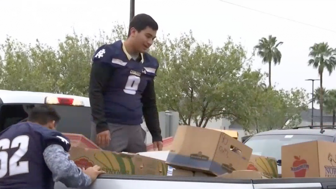 Entregan cientos de pavos a familias en Edinburg