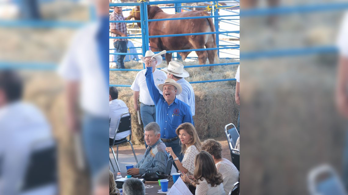 Realizan subasta Ganadera en beneficia a población