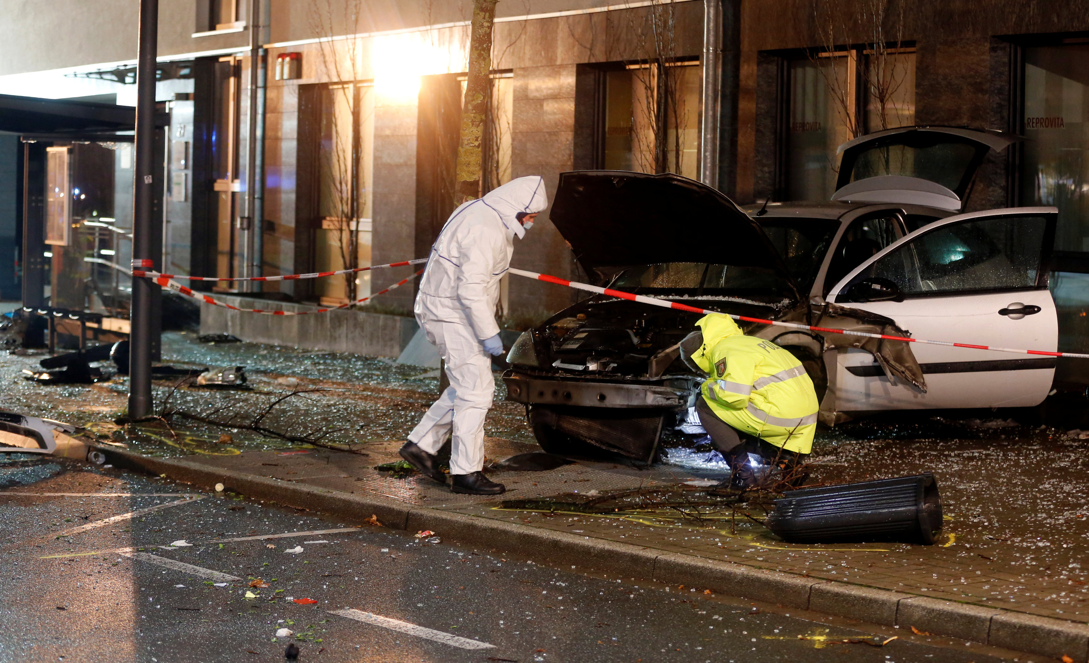 1 muerto y 8 heridos después de que automóvil se estrellara