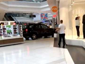 Joven podría ser acusado de terrorismo tras irrumpir en “mall” con su camioneta