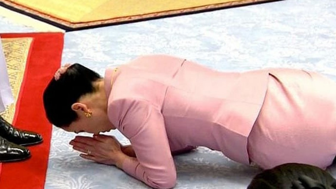 El rey de Tailandia se casa con su guardaespaldas