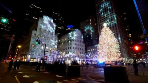Con restricciones, encienden el tradicional árbol de Navidad del Rockefeller Center en NY