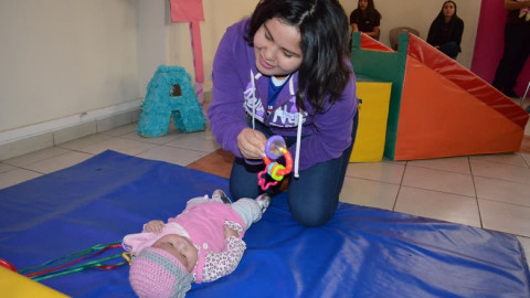 Jóvenes del programa AMA participan en taller
