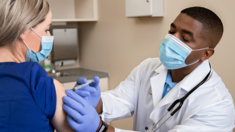 FDA autoriza dosis de refuerzo de vacunas Moderna, J&J y combinaciones