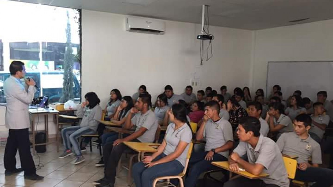 Imparten conferencia "Ser Proactivo" a universitarios