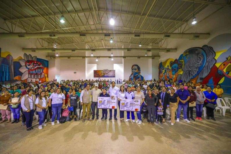 Impulsa Carlos Peña Ortiz apoyos a la educación con entrega de Becas Rita Cetina