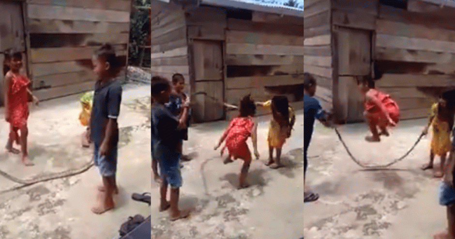 Niños juegan a ‘saltar la cuerda’ con una serpiente