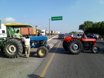 Tras casi 8 horas, campesinos liberan carreteras tamaulipecas