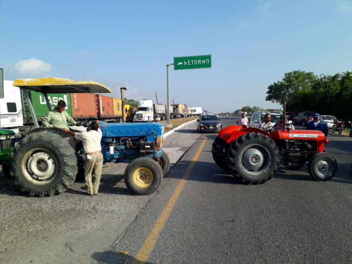 Tras casi 8 horas, campesinos liberan carreteras tamaulipecas