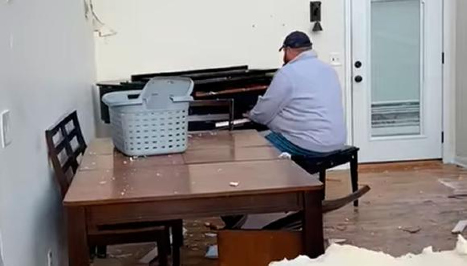 Hombre se queda tocando piano tras destruirse su casa por tornado
