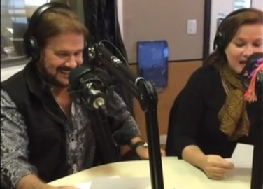 Pimpinela canta “Olvídame y pega la vuelta” como divertida parodia