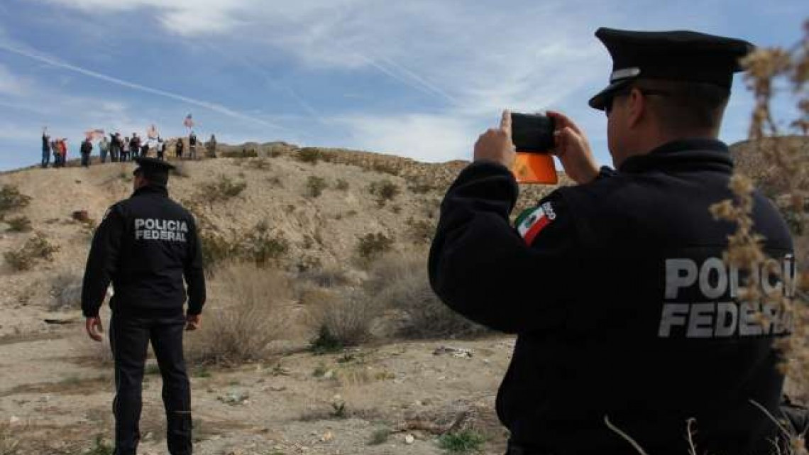 Con valla humana, piden financiamiento para muro