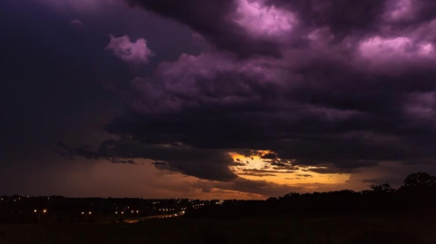 Cielo de Arizona se tiñe de morado