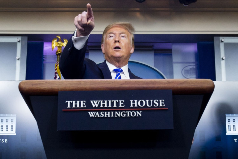 Firma Trump paquete de ayuda de 484 mmdd para empresas y hospitales