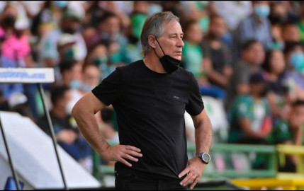 Ariel Holan presentó su renuncia; León no la aceptó