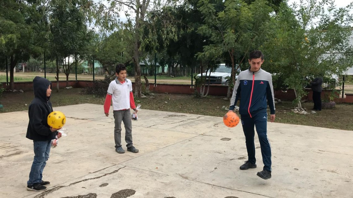 Dibujan sonrisas a pequeños