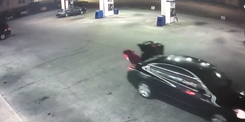 Mujer secuestrada logra escapar saltando de la cajuela de carro en EEUU