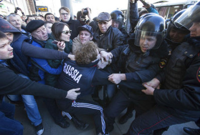 Arrestan a decenas de personas en Rusia por protestar 