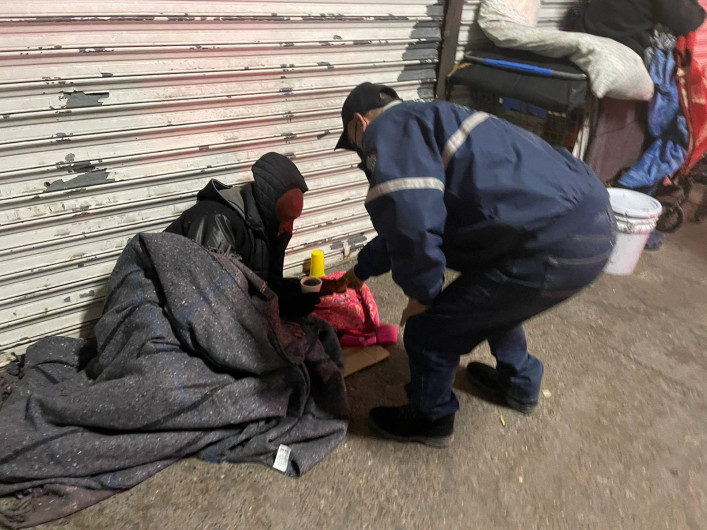 Apoyan a indigentes ante bajas temperaturas