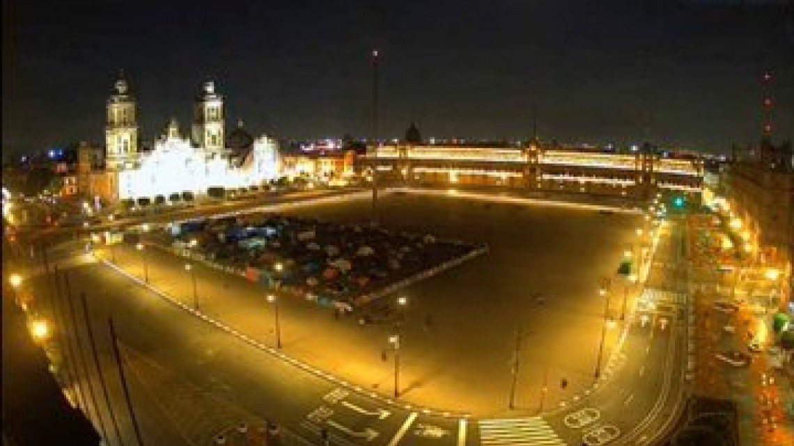 Retiran del Zócalo casas de campaña vacías de Frena