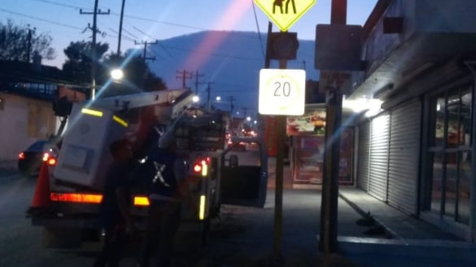 Instala Municipio luz y señalamiento preventivo en áreas escolares