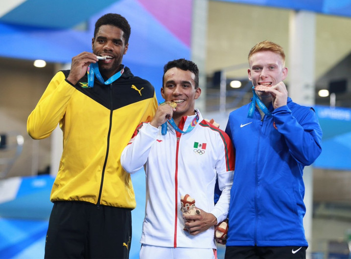 Juan Celaya entrega el oro 16 a México