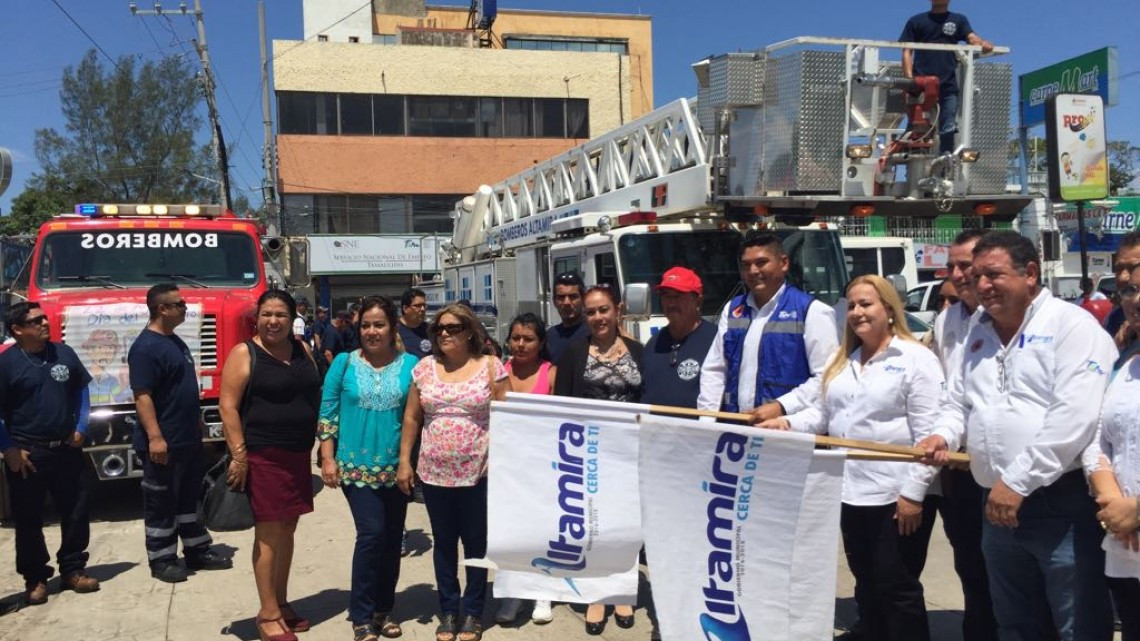 Entregan camiones de bomberos y equipo diverso a los elementos de Altamira.