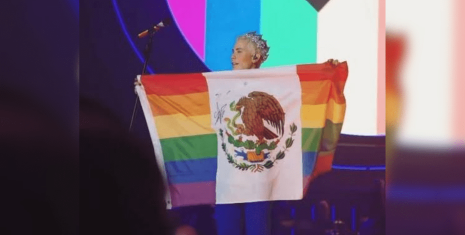 Christian Chávez ondea bandera de México con los colores LGBT+ 