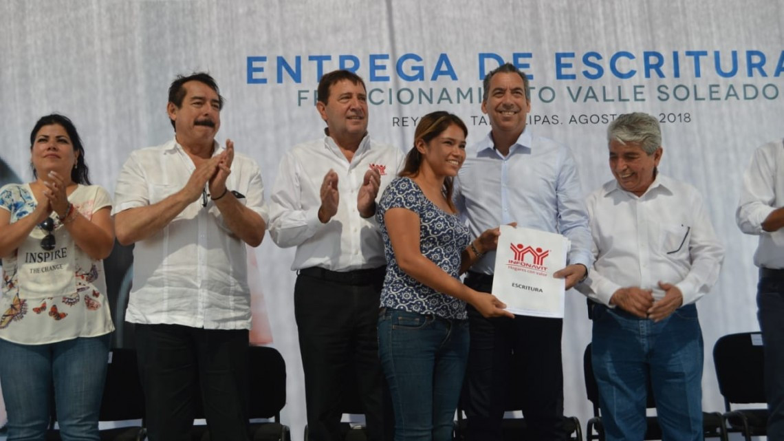 Alcalde y delegado del INFONAVIT entregan escrituras