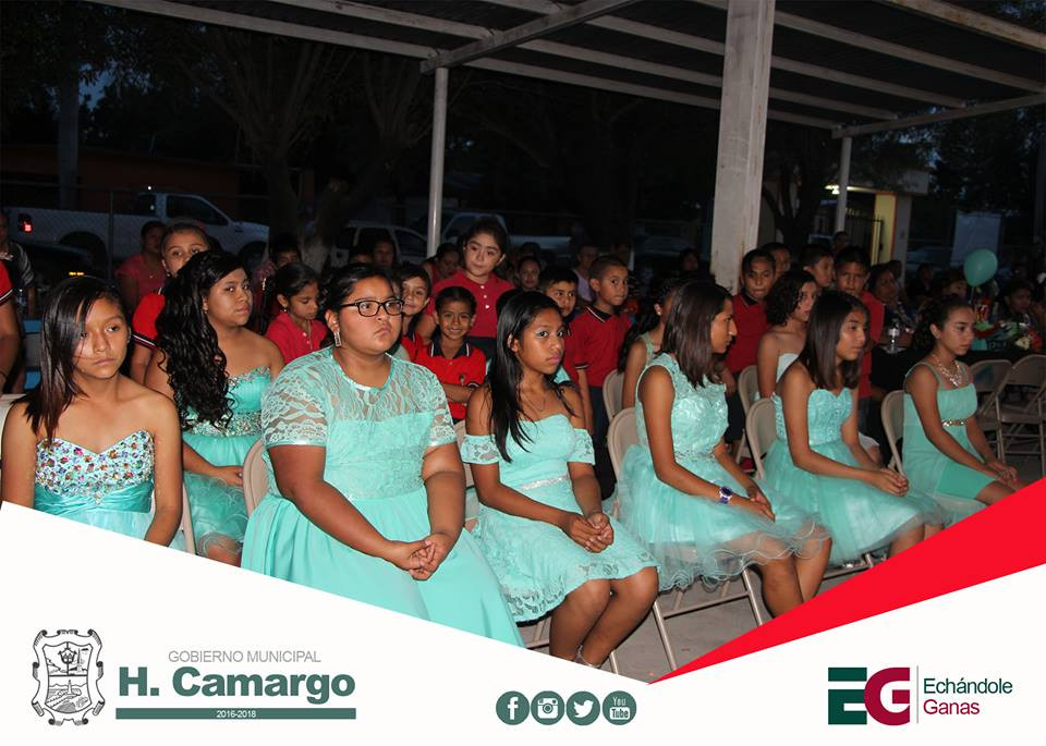 Acude alcaldesa a graduación de escuela primaria