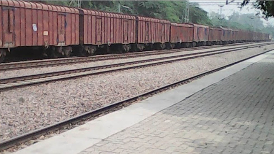 Tren atropella a tres jóvenes en la India