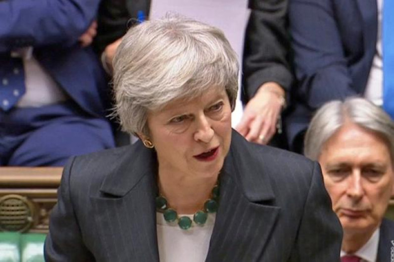 Theresa May enfrenta crisis política tras ola de renuncias de su gabinete 