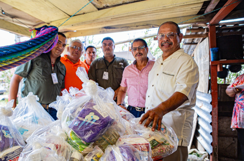 Entrega gobierno de Matamoros apoyos alimentarios a familias de pescadores 