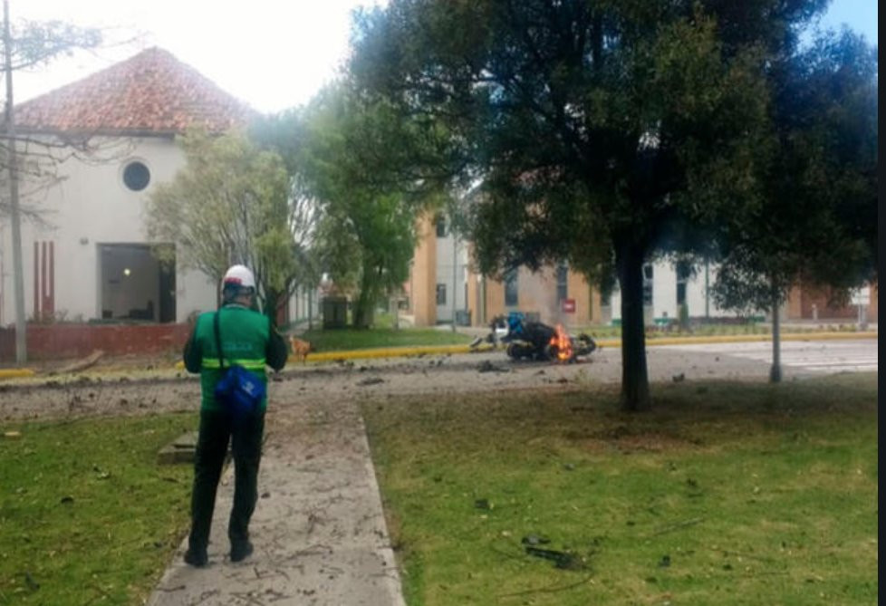 Atentado con coche bomba en escuela de policía de Bogotá deja 8 muertos
