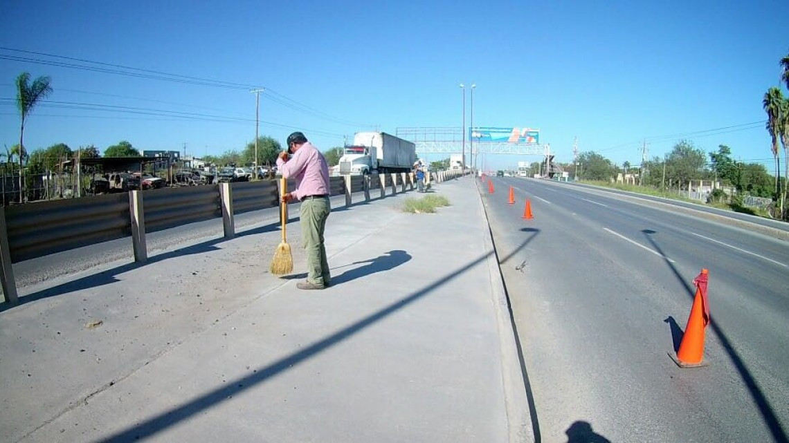 Delimitan cuadrillas municipales espacio para trabajar con seguridad