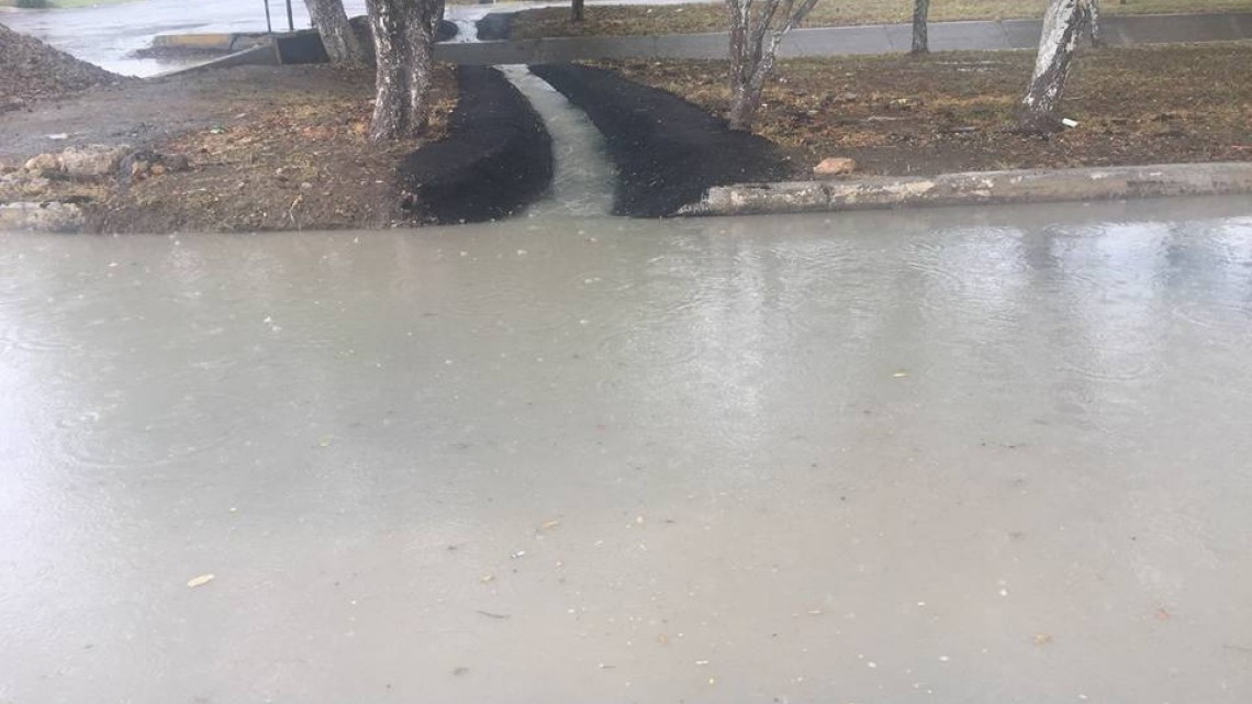 Construyen canaletas para evitar inundaciones