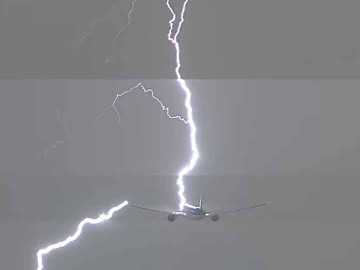 Graban momento en que rayo impacta avión 
