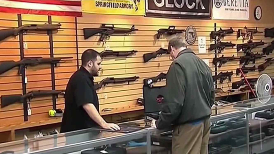 Tienda de armas en Arizona comparte polémica promoción