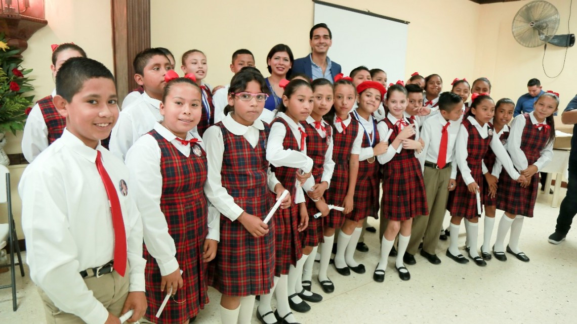 Carlos Peña Ortiz apadrina a 60 alumnos de la Primaria “General Ignacio Zaragoza” 