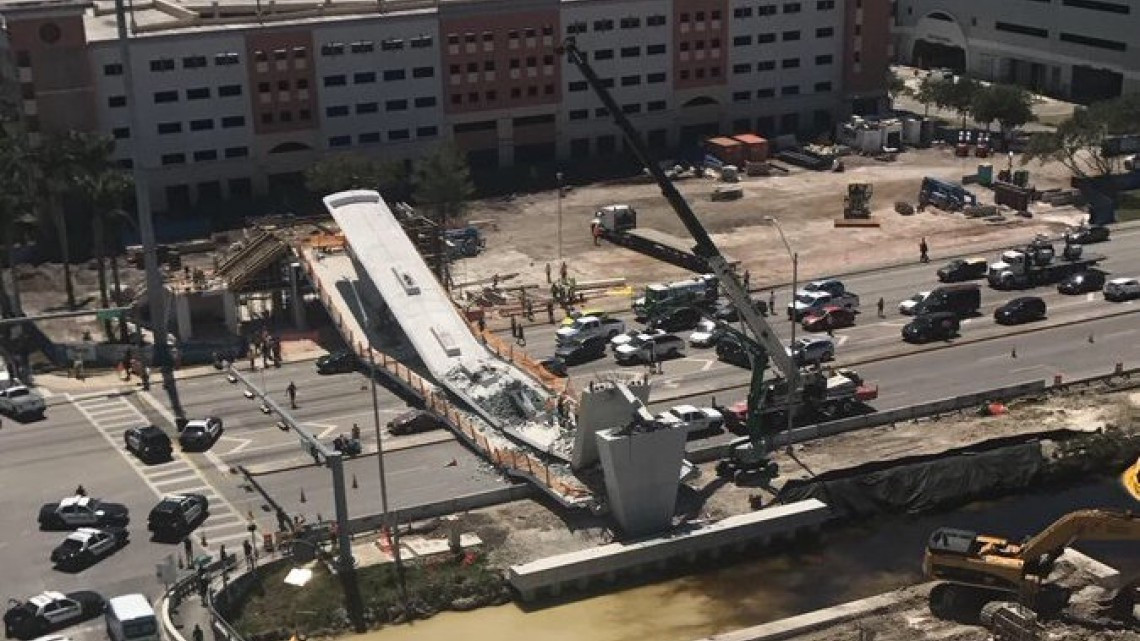  Puente peatonal colapsa y cae sobre autos en Florida